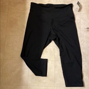 REDUCED!! BLOW-Out Price! NWT Old Navy Black Capri Hi-Rise Leggings / Go-Dry